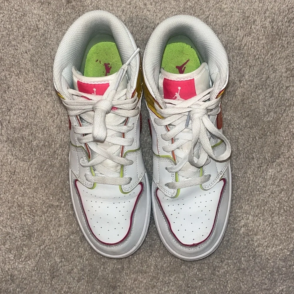 Air Jordan 1 Mid Edge Glow (GS) - Picture 6 of 14